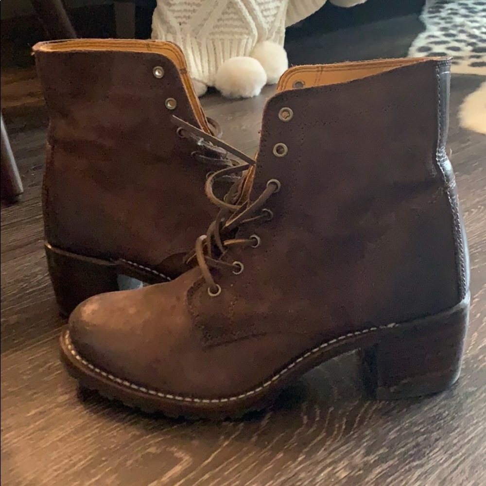 Frye Sabrina lace up boot